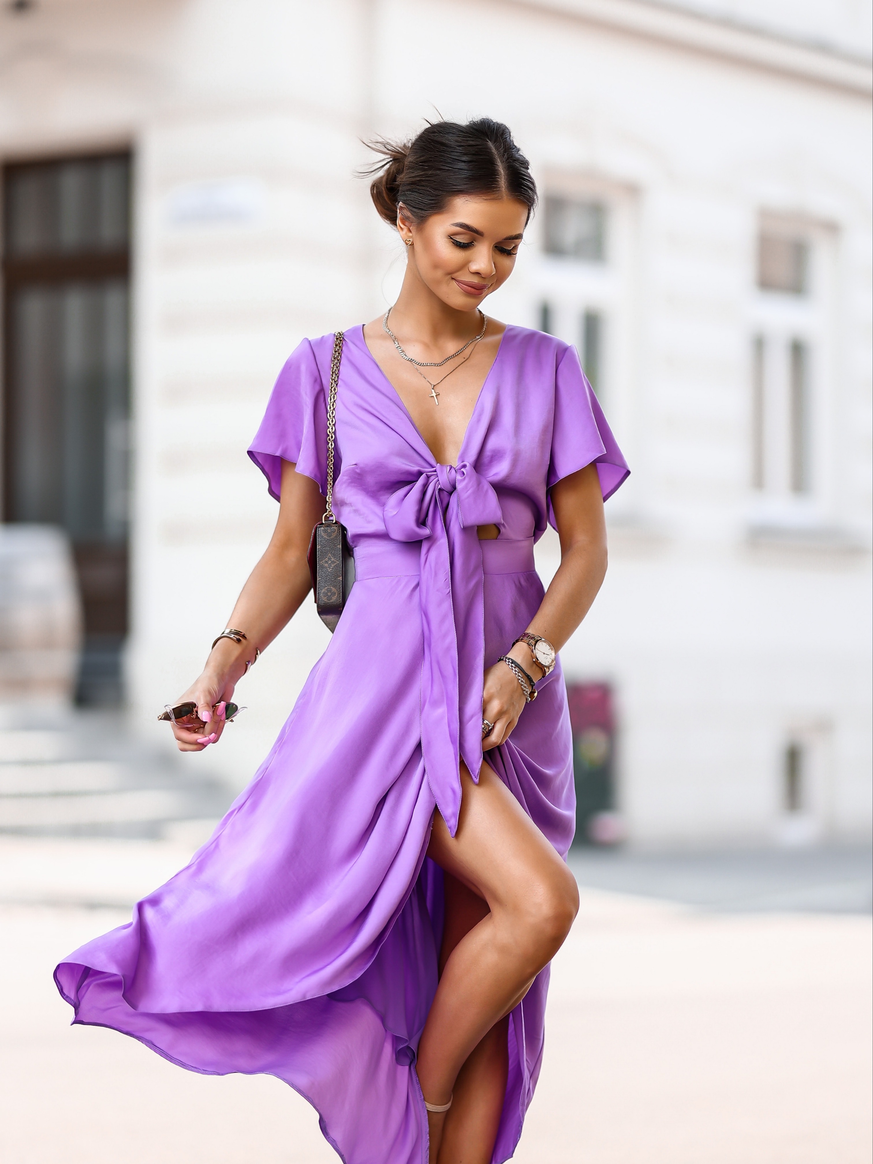 Sukienka satynowa z wiazaniem na dekolcie - Lila | Elegancka sukienka wieczorowa | Damska sukienka na specjalną okazję