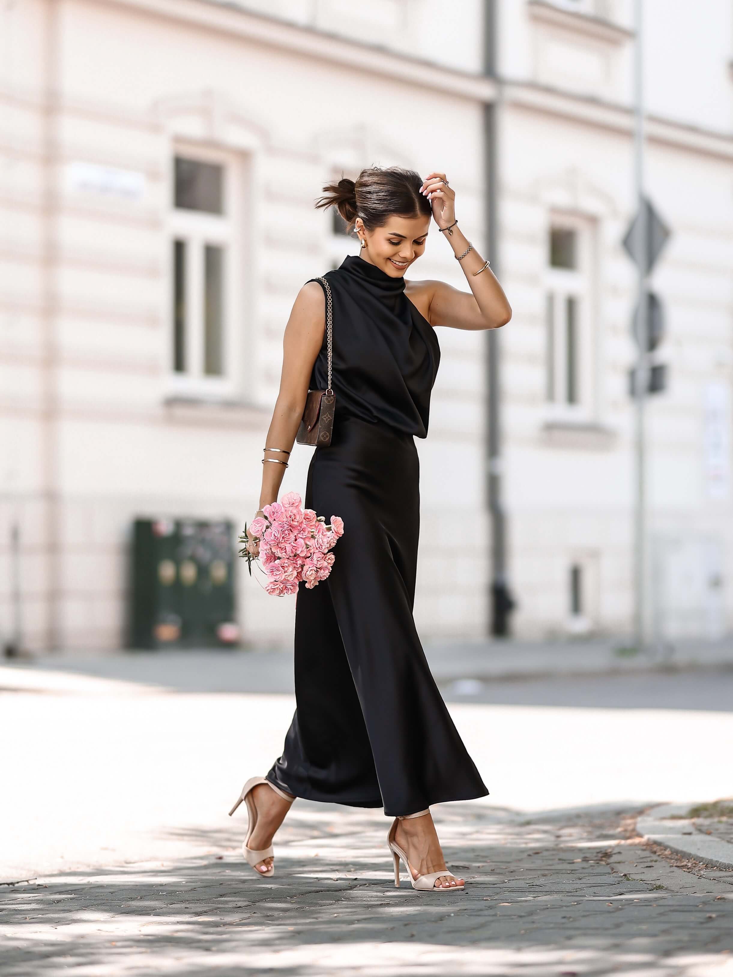 Elegancka sukienka maxi z satyny Emilie - czarna, idealna na specjalne okazje | Lamour